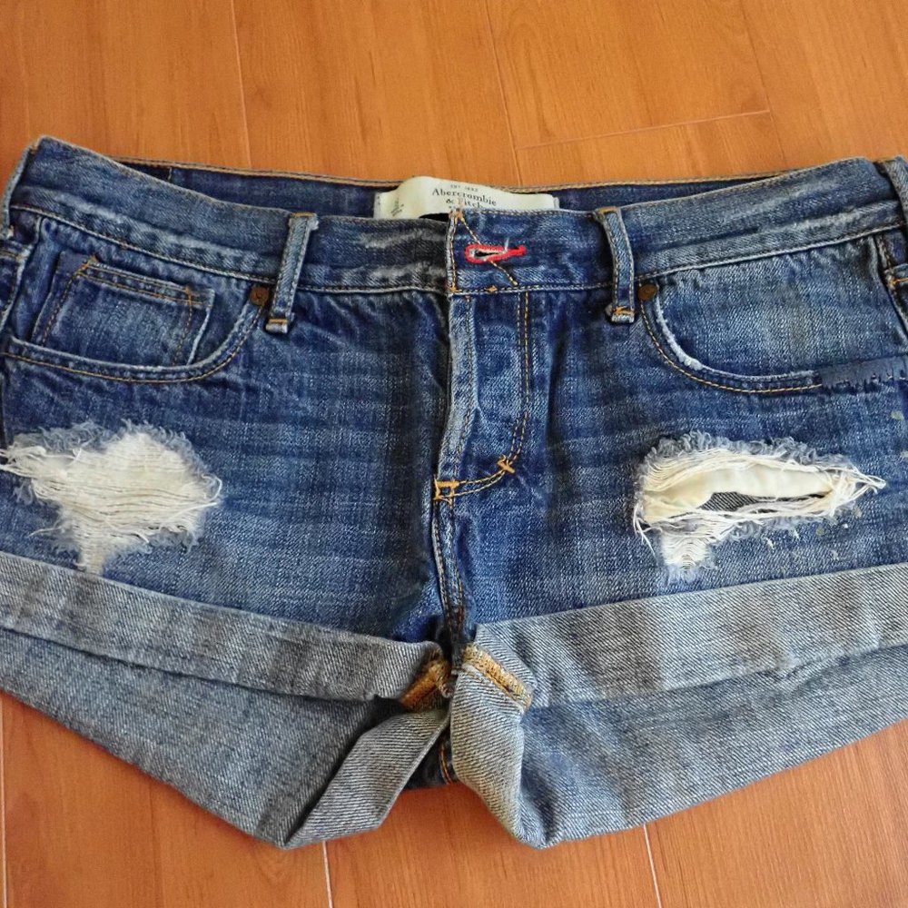 Abercrombie & Fitch ripped jean shorts size 6
